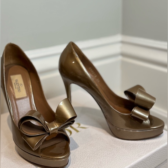 THE PERFECT HOLIDAY VALENTINO BOW HEELS! - Picture 9 of 10
